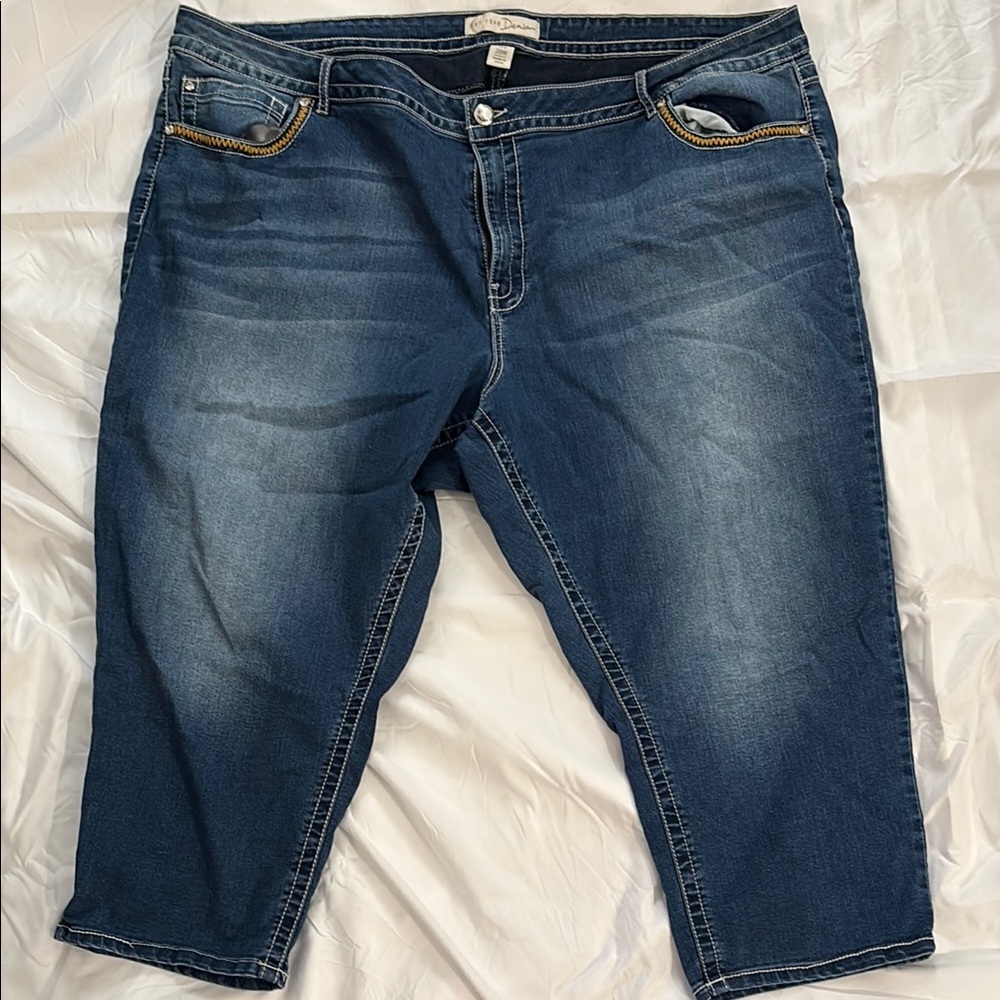 Blue Cropped Ankle Jeans with Distressed Style